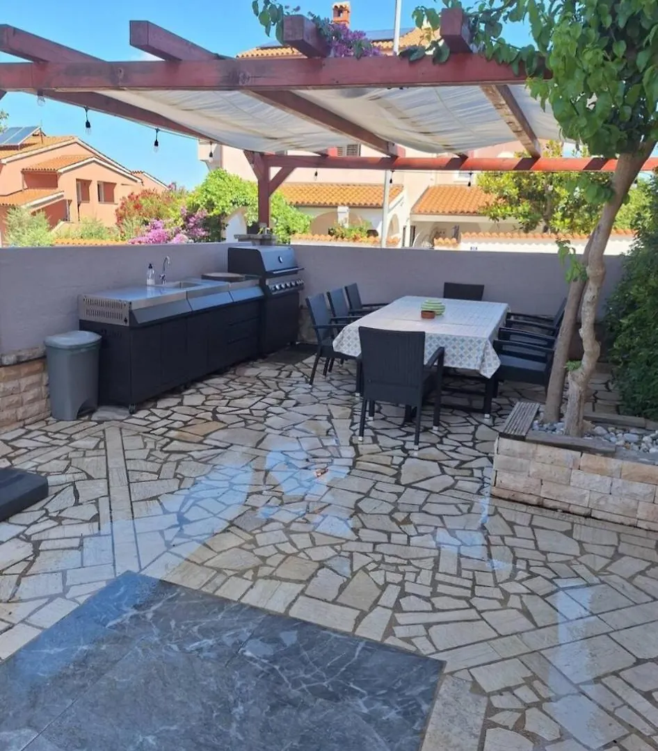 Apartmani Karin Banjole 0*,