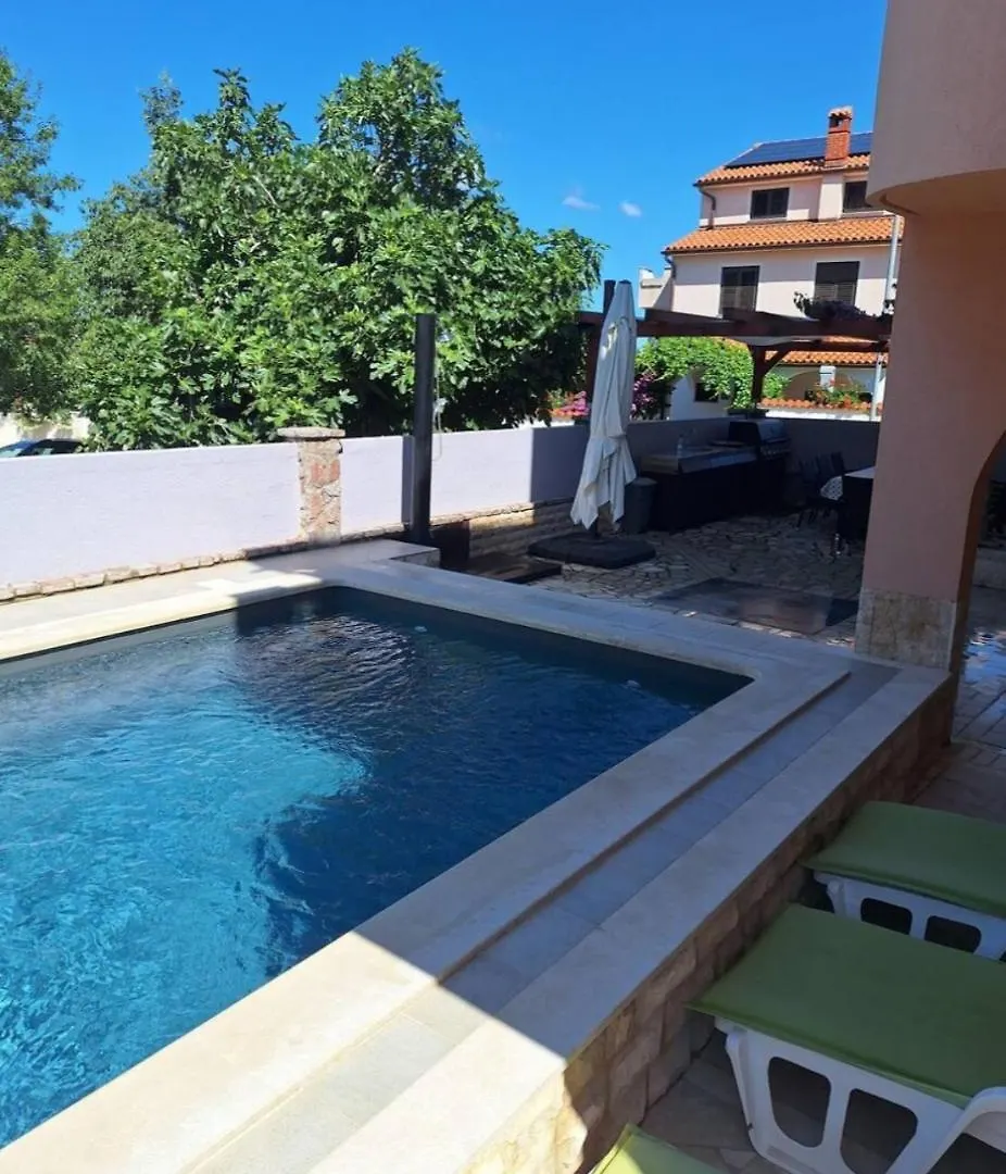 Apartmani Karin Banjole 0*,  Croatia