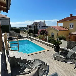 Two-bedroom With Own Private Pool Near The Apartment
